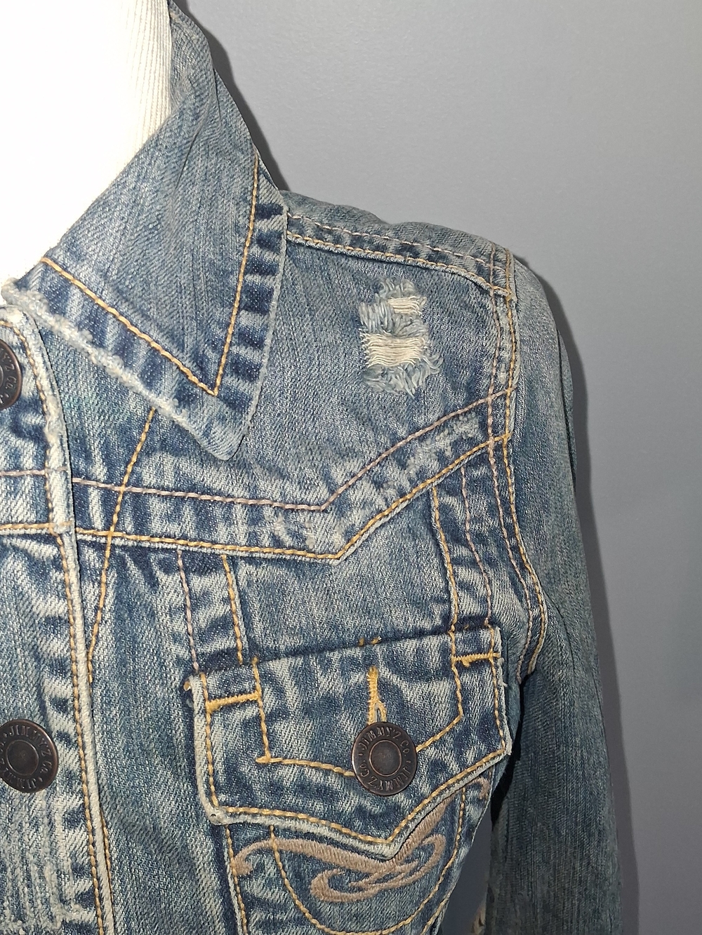 Jimmy'z Classic Light Wash Distressed Denim Jacket - Blue Womens Size S - Picture 3 of 15